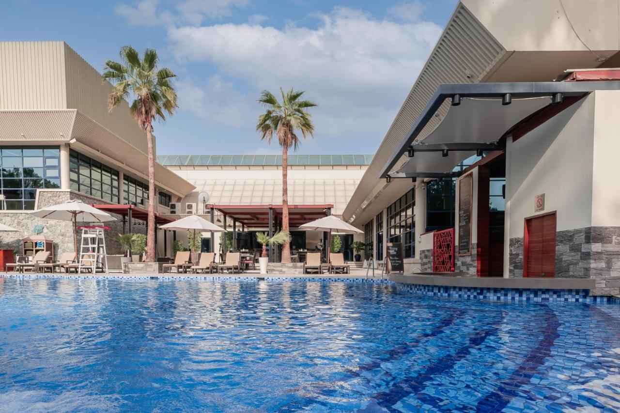 ジュメイラ クリークサイド ホテル ドバイ エクステリア 写真 The swimming pool at the hotel