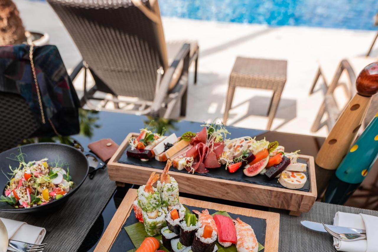 ジュメイラ クリークサイド ホテル ドバイ エクステリア 写真 Sushi at the pool