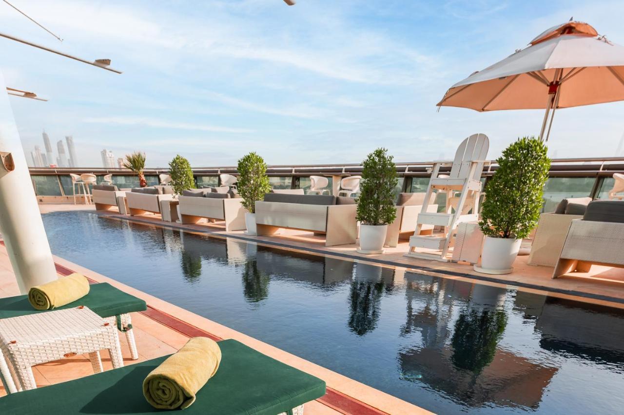 ジュメイラ クリークサイド ホテル ドバイ エクステリア 写真 Rooftop pool at the hotel