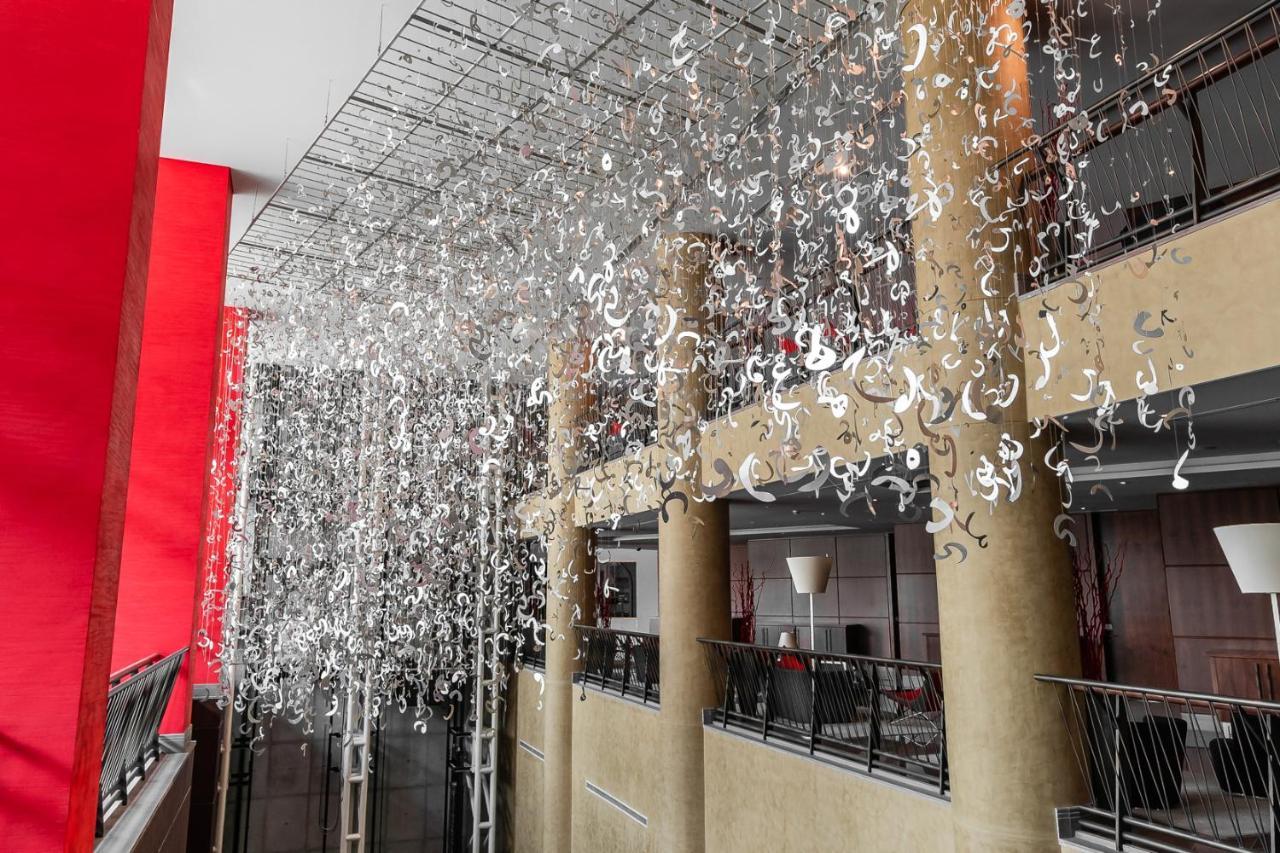 ジュメイラ クリークサイド ホテル ドバイ エクステリア 写真 The interior of the National Theatre