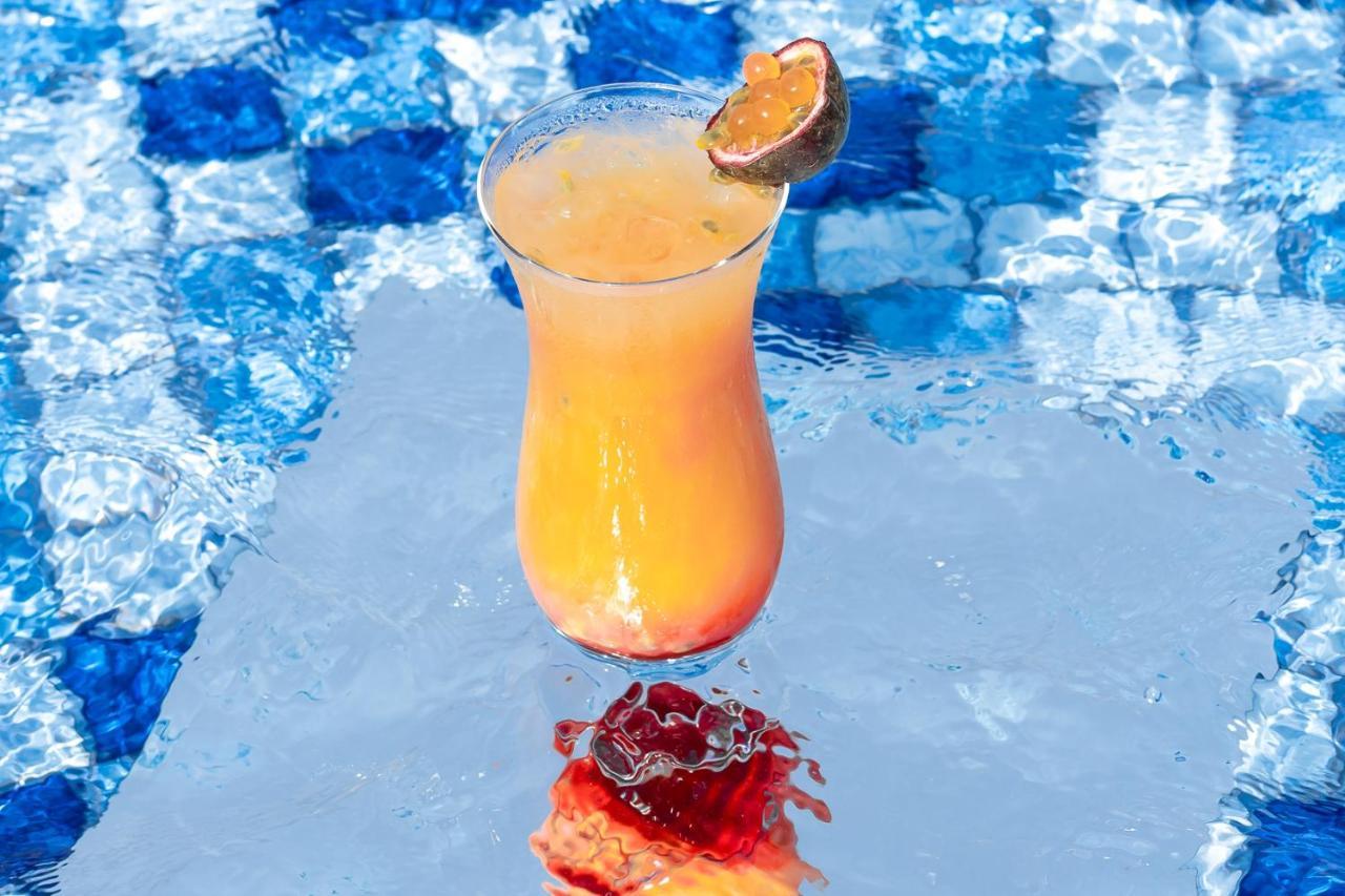 ジュメイラ クリークサイド ホテル ドバイ エクステリア 写真 A tequila sunrise