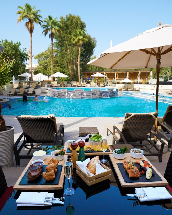 ジュメイラ クリークサイド ホテル ドバイ エクステリア 写真 Pool at the hotel