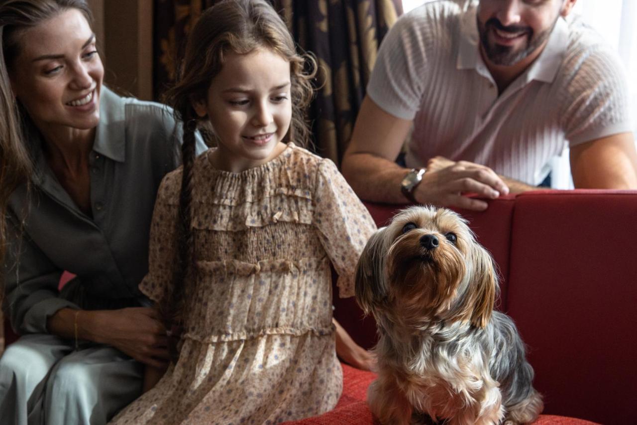 ジュメイラ クリークサイド ホテル ドバイ エクステリア 写真 Princess Isabella with her parents