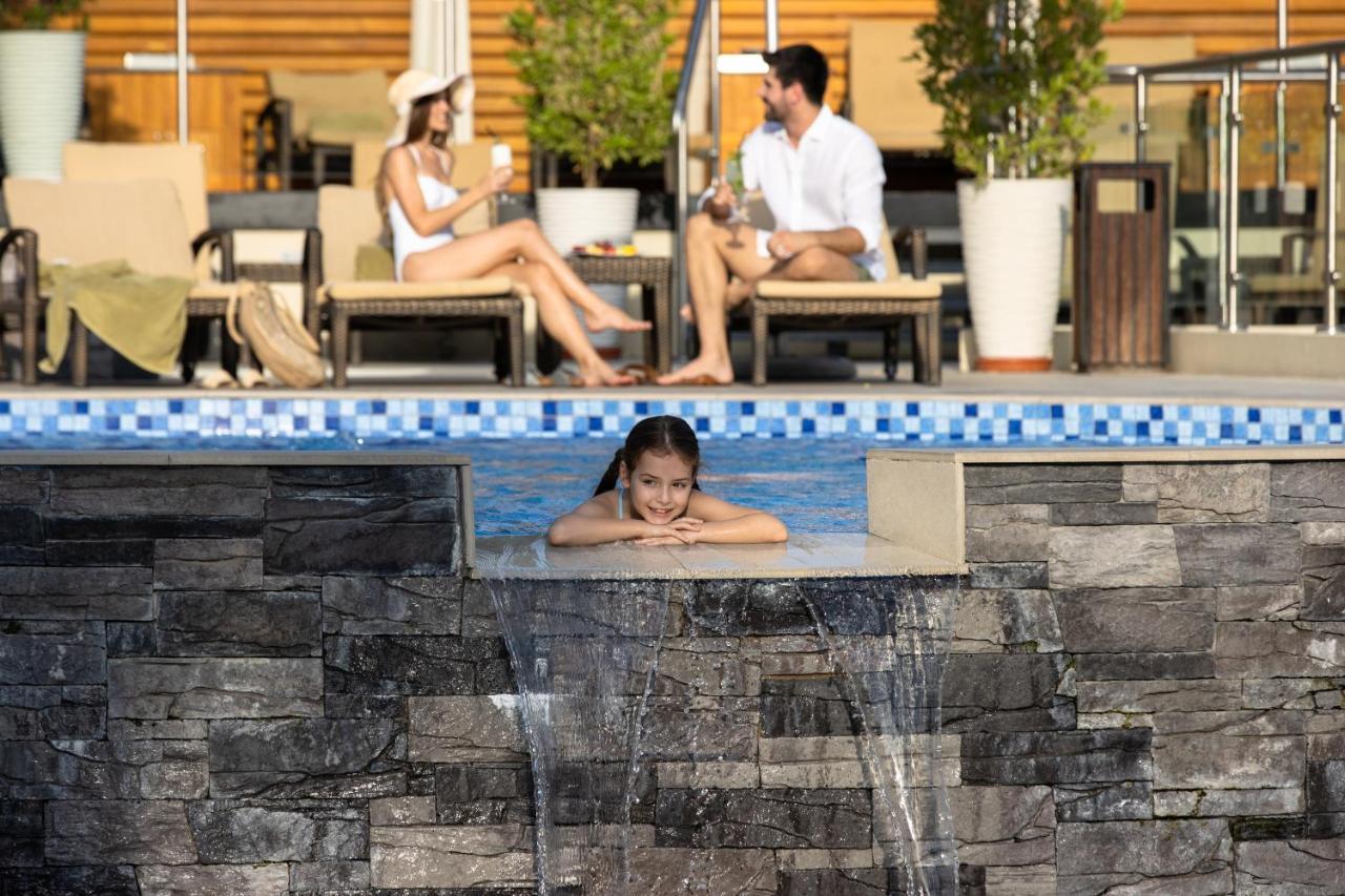 ジュメイラ クリークサイド ホテル ドバイ エクステリア 写真 The swimming pool at the hotel