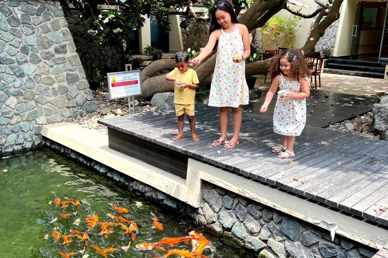 ジュメイラ クリークサイド ホテル ドバイ エクステリア 写真 The Koi Pond at the resort