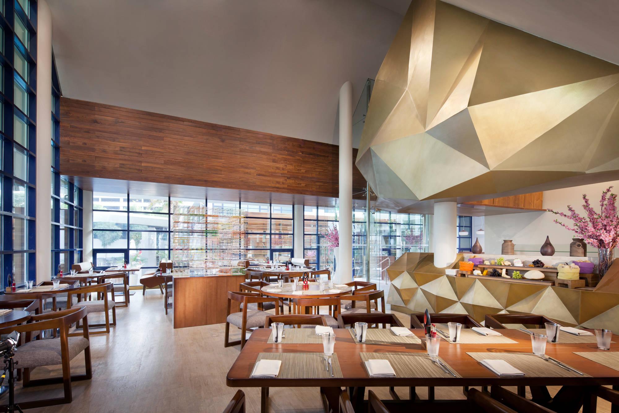 ジュメイラ クリークサイド ホテル ドバイ エクステリア 写真 The interior of the restaurant