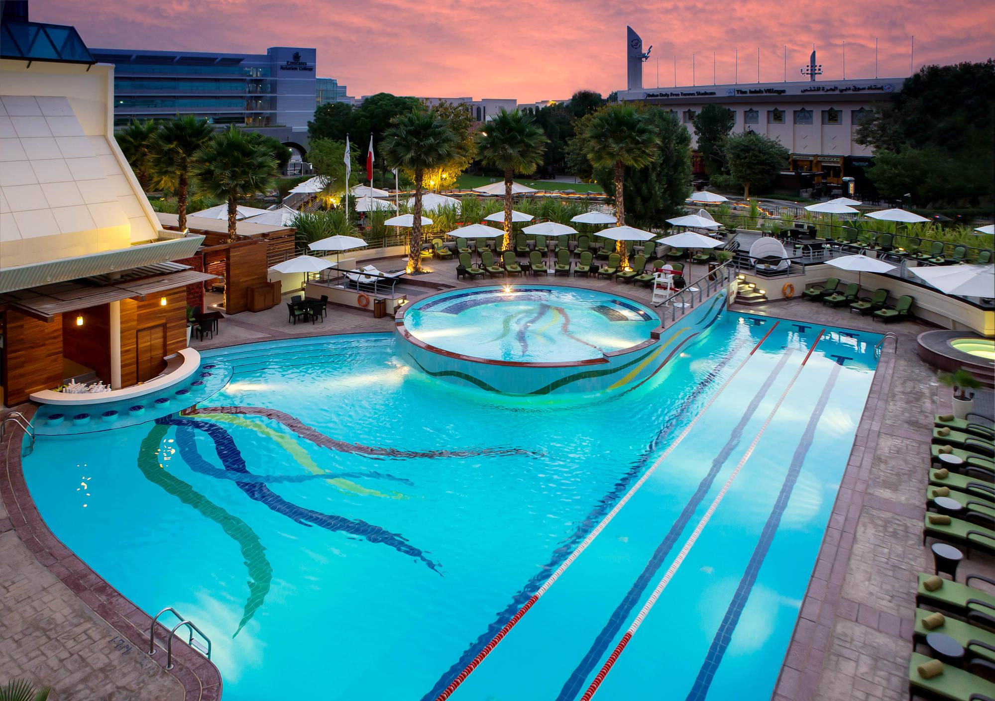 ジュメイラ クリークサイド ホテル ドバイ エクステリア 写真 The pool at the Hilton Tel Aviv