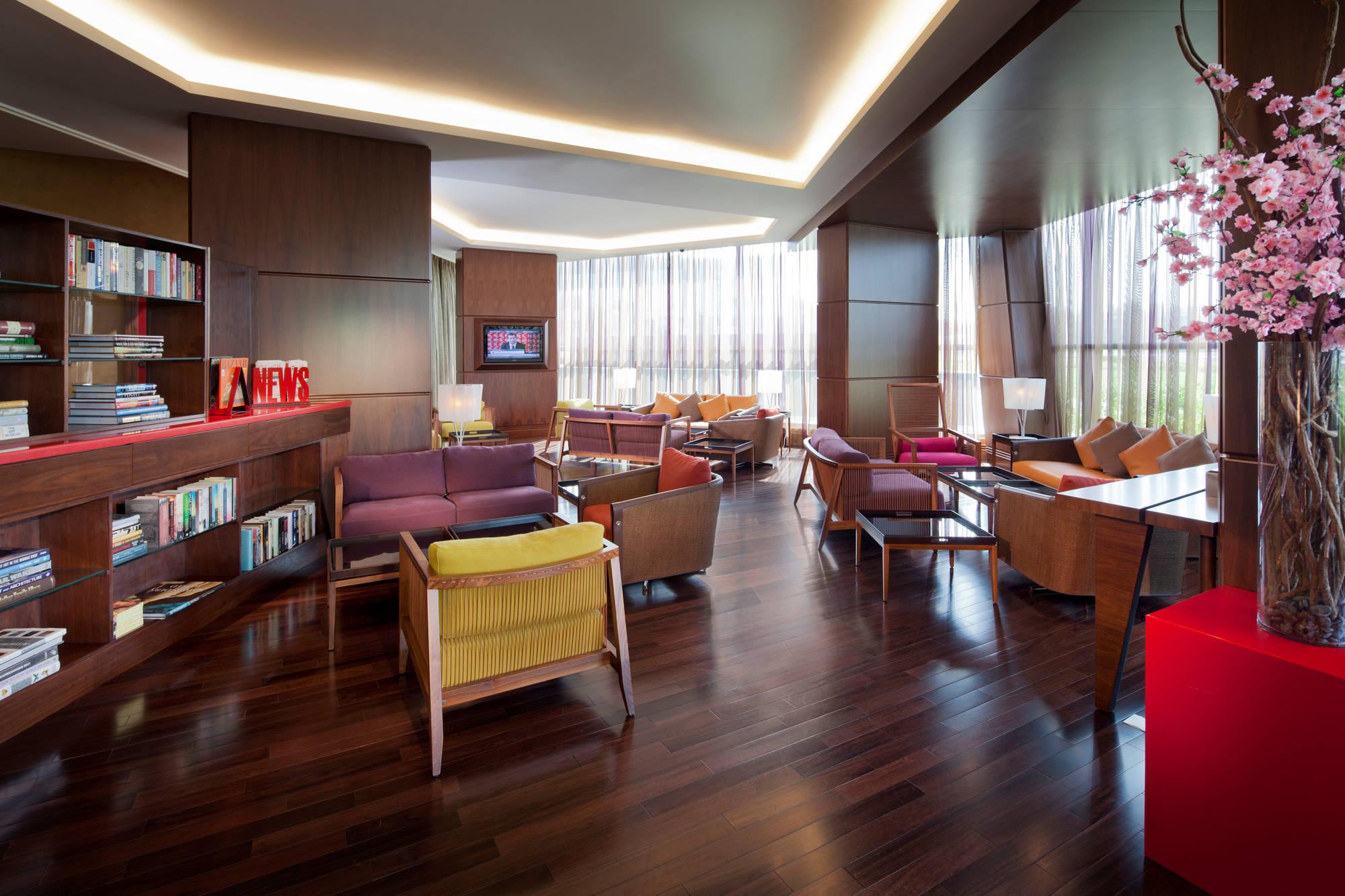 ジュメイラ クリークサイド ホテル ドバイ エクステリア 写真 The Club lounge at Beijing Capital International Airport