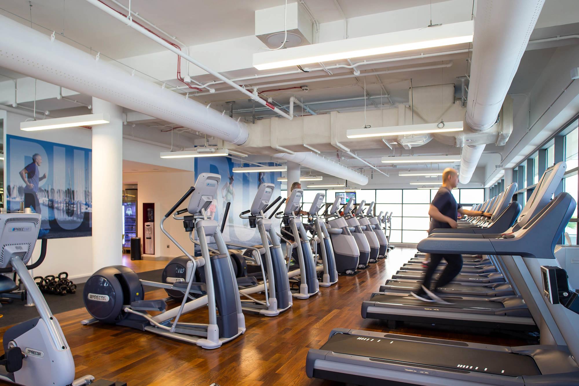ジュメイラ クリークサイド ホテル ドバイ エクステリア 写真 The gym at the London Bridge Hotel