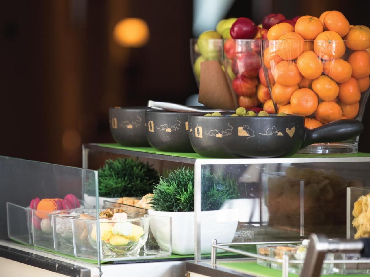 ジュメイラ クリークサイド ホテル ドバイ エクステリア 写真 A buffet at a hotel