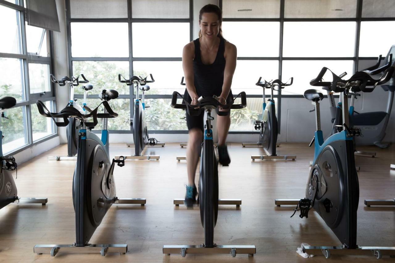 ジュメイラ クリークサイド ホテル ドバイ エクステリア 写真 A woman on a stationary bicycle
